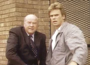 Thornton (Dana Elcar, li.) und MacGyver (Richard Dean Anderson) w&auml;ren fast von einem Auto &uuml;berfahren worden.