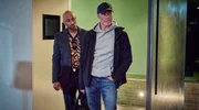 Undercover-Ermittler Alex Pollack (Hannes Jaenicke, re.) ist auf dem Weg zu einem heiklen Einsatz.