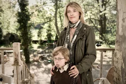 Als Ludos Schwester Lili (Barbara Rudnik, r.) ihren Sohn Lollo (Paul Maximilian Sch&uuml;ller, l.) im Kinderhort abliefert, ahnt niemand, dass der Kleine schon bald f&uuml;r erhebliche Turbulenzen sorgt ...