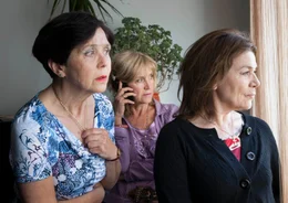 Agnes (Hannelore Elsner, re.) und ihre beiden Freundinnen Gerda Reet (Doris Plenert, links) und Selma Braun (Martina Breuer) be&auml;ugen misstrauisch den entlassenen Str&auml;fling Komalschek.