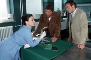 Die Pathologin (Tatjana Clasing, l.) zeigt Jupp (Uwe Fellensiek, M.) und Falk (Dirk Martens, r.) den Daumen aus Krugers Tasche ...