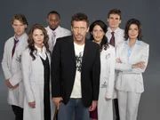 (2. Staffel) - Im Leben ist nicht immer nur alles eitel Sonnenschein (v.l.n.r.): Dr. Robert Chase (Jesse Spencer), Dr. Allison Cameron (Jennifer Morrison), Dr. Eric Foreman (Omar Epps), Dr. Gregory House (Hugh Laurie), Dr. Lisa Cuddy (Lisa Edelstein), Dr. James Wilson (Robert Sean Leonard) und Stacy Warner (Sela Ward)
