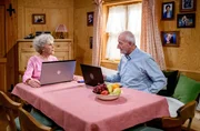 Hildegard (Antje Hagen, l.) und Alfons (Sepp Schauer, r.) sind entgeistert, als das Internet plötzlich ausfällt. Hildegard (Antje Hagen, l.) und Alfons (Sepp Schauer, r.) sind entgeistert, als das Internet plötzlich ausfällt.