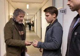 Joseph Komalschek (G&ouml;tz George) wird bei einem Besuch auf dem Arbeitsamt durchsucht und muss sein Messer an die Polizisten Tom Barner (Hanno Koffler, Mitte) und Rudi (Moritz Vierboom) abgeben.