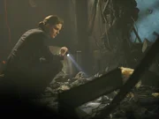 Brennan (Emily Deschanel) untersucht die Knochen einer jungen Frau, die in einem Hotelbrand verbrannt ist.