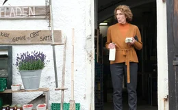 Josefa (Adele Neuhauser) hilft im Dorfladen aus.