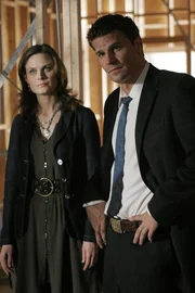 Dr. Brennan (Emily Deschanel, l.); Booth (David Boreanaz, r.) Dr. Brennan (Emily Deschanel, l.); Booth (David Boreanaz, r.)