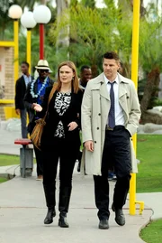EMILY DESCAHNEL (BRENNAN) E DAVID BOREANAZ (BOOTH