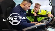 Fahrlehrer Bastian Peters (r.) bringt dem Quereinsteiger Kemal Isci (l.) das Busfahren bei. In rund vier Monaten macht er eine Ausbildung zum Busfahrer.