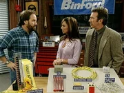 Tim (Tim Allen) und Heidi (Debbe Dunning) wundern sich sehr: Trotz dem Tod seiner Mutter will Al (Richard Karn, li.) direkt wieder in der Show arbeiten.