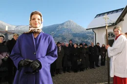 Premiere: "Das Geheimnis des K&ouml;nigssees". Im Bild: Marla (Yvonne Catterfeld) provoziert die D&ouml;rfler in der Kleidung von Nora.