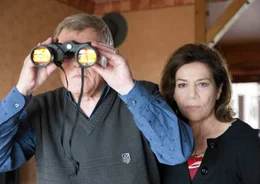 Klaus Barner (Manfred Zapatka) und seine Frau Agnes (Hannelore Elsner) beobachten den entlassenen Str&auml;fling Joseph Komalschek.