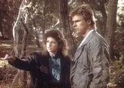 Carrie (Mary Beth Barber, li.) zeigt MacGyver (Richard Dean Anderson) den Ort, den sie im Traum gesehen hat.