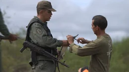 Soldaten helfen bei der Freilassung junger Orinoco-Krokodile, um den gesch&uuml;tzten Tieren einen optimalen Start in die Freiheit zu erm&ouml;glichen.