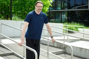 Lars Berger vor der Universitätsklinik Balgrist in Zürich Lars Berger vor der Universitätsklinik Balgrist in Zürich