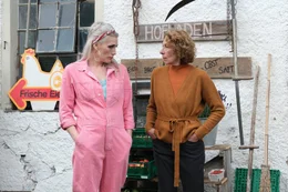 Von links: Antonia (Hayal Kaya) und Josefa (Adele Neuhauser) auf dem Hof.