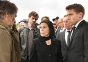 Agnes Barner (Hannelore Elsner) und ihr Sohn Tom (Hanno Koffler, re.) sind nicht erfreut, dass sie auf einer Beerdingung den entlassenen Str&auml;fling Joseph Komalschek (G&ouml;tz George, li.) antreffen. Ebenso wenig erfreut sind Polizeirat Scherler (Wilfried Hochholdinger, 2. v. re.),  Heinz Braun (Thomas Thieme, 3. v. re.), Friz Reet (Hans-Martin Stier, 4. v. re.) und der Polizist Rudi (Moritz Vierboom, 2. v. li.).
