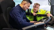 Fahrlehrer Bastian Peters (r.) bringt dem Quereinsteiger Kemal Isci (l.) das Busfahren bei. In rund vier Monaten macht er eine Ausbildung zum Busfahrer.