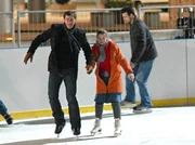 Auf der Eisbahn: Christoph Lentz (Sven Martinek, links) genie&szlig;t die Zeit mit seiner Tochter Rebecca (Elisabeth B&ouml;hm, Mitte).