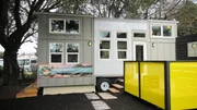 Sich von 280 Quadratmetern auf 37 zu verkleinern, f&auml;llt Leslie aus Nordkalifornien nicht leicht. Doch ein Tiny Haus ist die L&ouml;sung f&uuml;r ihren Plan, in Zukunft weniger zu arbeiten und mit ihren Pferden und Hunden das Leben zu genie&szlig;en.