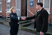 Femke (Pia-Micaela Barucki) und Tjark (Hendrik Duryn) treffen sich zum ersten Mal. Femke (Pia-Micaela Barucki) und Tjark (Hendrik Duryn) treffen sich zum ersten Mal.