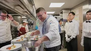 Die Crew rund um K&uuml;chenchef Marcus Kirchgaessner bereitet das Essen zu.