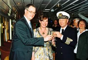 VERR&Uuml;CKT NACH MEER: Hochzeitsglocken im Atlantik. Hochzeit: Michael und Sandra Mann mit Kapit&auml;n Hansen.