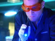 Ermittler Nick Stokes (George Eads) untersucht den Pullover des Täters auf Spuren. Ermittler Nick Stokes (George Eads) untersucht den Pullover des Täters auf Spuren.
