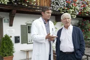 Dr. Martin Gruber (Hans Sigl, l.) und Roman Melchinger (Siegfried Rauch, r.) beraten sich &uuml;ber das auff&auml;llige Verhalten einer Patientin.