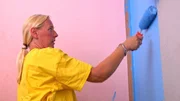 Katrin streicht die W&auml;nde neu