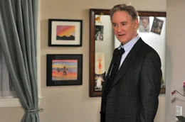 Joseph (Kevin Kline) reagiert eifers&uuml;chtig, als seine vernachl&auml;ssigte Frau sich immer mehr um ihren neuen Hund k&uuml;mmert.