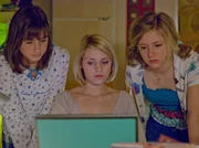 Karla (Ronja Peters, Mitte), Mia Mia (Jana Röhlinger, re.) und Julia (Sina Radtke, li.) finden heraus, dass Mounir seine Hausarbeit aus dem Internet runtergeladen hat. Karla (Ronja Peters, Mitte), Mia Mia (Jana Röhlinger, re.) und Julia (Sina Radtke, li.) finden heraus, dass Mounir seine Hausarbeit aus dem Internet runtergeladen hat.