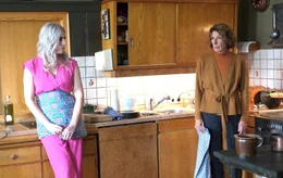Von links: Antonia (Hayal Kaya) will von Josefa (Adele Neuhauser) wissen, was damals vorgefallen ist.