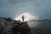 Der Schweizer Glaziologe Matthias Huss in einer vom Schmelzwasser unter dem Rhonegletscher ausgeh&ouml;hlten Grotte