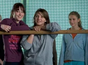 Magda (Mareike Ludwig, Mi.) schafft die Barrenübung und ist total happy. Coco (Luisa Liebtrau, li.) und Emma (Viviane Witschel, re.) freuen sich mit ihr. Magda (Mareike Ludwig, Mi.) schafft die Barrenübung und ist total happy. Coco (Luisa Liebtrau, li.) und Emma (Viviane Witschel, re.) freuen sich mit ihr.