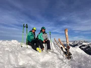 Der Launch steht kurz bevor. Mit einer befreundeten Skilehrerin testet Jasper (r.) seine Base Ski auf der Piste. W&auml;hrend der Pause auf dem Gipfel ist Zeit f&uuml;r ausf&uuml;hrliches Feedback: Was kann vor dem Launch noch verbessert werden?