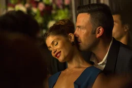 Gemma Arterton als Rebecca Shafran und Ben Affleck als Ivan Block