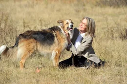 F&uuml;r Beth (Diane Keaton) wird ihr Hund Freeway zu einem treuen und st&auml;ndigen Begleiter.
