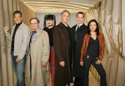 (3. Staffel) - Untersuchen Verbrechen, die auf irgendeine Weise mit der US-Navy oder dem Marine Korps zu tun haben. Leroy Gibbs (Mark Harmon, 3.v.r.), Dr. Donald Mallard (David McCallum, 2.v.l.), Abby Sciuto (Pauley Perrette, 3.v.l.), Anthony DiNozzo (Michael Weatherly, l.), Jenny Shepard (Lauren Holly, r.) und Tim McGee (Sean Murray, 2.v.r.) ...