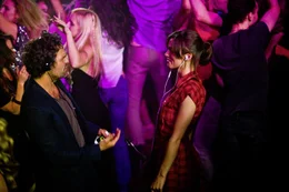 Der ausgebrannte Musikproduzent Dan (Mark Ruffalo, l.) hat nach Jahren der rastlosen Suche in der Musikerin Gretta (Keira Knightley, r.) das Talent gefunden, das ihn auf die Erfolgsspur zur&uuml;ckbringen soll. Doch die Britin steht ihm anfangs misstrauisch gegen&uuml;ber ...