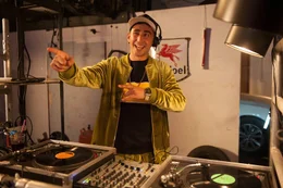 Trotzdem sich Mandy fast zehn Jahre nicht blicken lassen hat - wenn es darauf ankommt, h&auml;lt "die Platte" zusammen und ihre alte Clique (Eko Fresh) unterst&uuml;tzen Mandy bei ihrem vermeintlichen Durchbruch als Nachwuchsdesignerin.