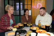 Jonas (Felix van Deventer) ist froh, dass seine Familie ihn ermuntert, gegen Hohenberg zu klagen. Links Maren (Eva Mona Rodekirchen), in der Mitte Lilly (Iris Mareike Steen).
