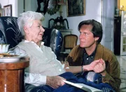 Frau Munck (Trude Breitschopf), seit vielen Jahren Patientin von Dr. Stefan Frank (Sigmar Solbach), ist schwer herzkrank. Stefan besucht sie einmal pro Woche, um ihr ein Ampulle eines lebensrettenden Medikaments zu spritzen.