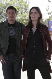 FBI-Agent Booth (David Boreanaz) und Dr. Brennan (Emily Deschanel) exhumieren die &Uuml;berreste einer Wasserleiche und finden dabei heraus, dass es sich um die Leiche einer vor Monaten unter spektakul&auml;ren Umst&auml;nden verschwunden schwangeren Frau handelt.