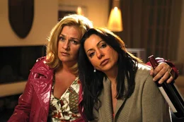 Jenny (Petra Kleinert, l.) tr&ouml;stet ihre beste Freundin Verena (Simone Thomalla, r.).
