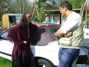 Indianer-Fan Peter, genannt "Pitsches", steht vor einem Berg Schulden. Eine echte Rothaut macht sich eben nichts aus Geld. S&uuml;kr&uuml; Pehlivan (re.) soll Peter nun dabei unterst&uuml;tzen ausreichend Tr&ouml;del zu verkaufen, um seine Schulden zu tilgen.