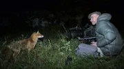 Nach zwei Wochen gegenseitiger Beobachtung wagt sich der Fuchs in die N&auml;he des Tierfilmers Roland Gockel.
