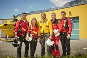 Mit Simon (Ferdinand Seebacher, l.) haben Markus (Sebastian Str&ouml;bel, m.), Katharina (Luise B&auml;hr, 2.v.r.), Michael (Robert Lohr, 2.v.l.) und Rudi (Michael Pascher, r.) einen neuen "Bergretter" im Team.