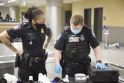 CBP Supervisory Officer Styles (v.l.n.r.) und CBP Officer Axson sehen sich ein Gemini-Ger&auml;t an, w&auml;hrend sie eine Substanz testen, die im Gep&auml;ck eines Passagiers gefunden wurde. (National Geographic)