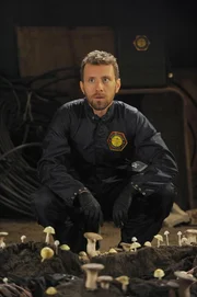 Hodgins (T.J. Thyne) stellt erstaunt fest, dass der verweste K&ouml;rper mit Pilzen &uuml;bers&auml;ht ist, die scheinbar auf dem Leichnam gez&uuml;chtet wurden.